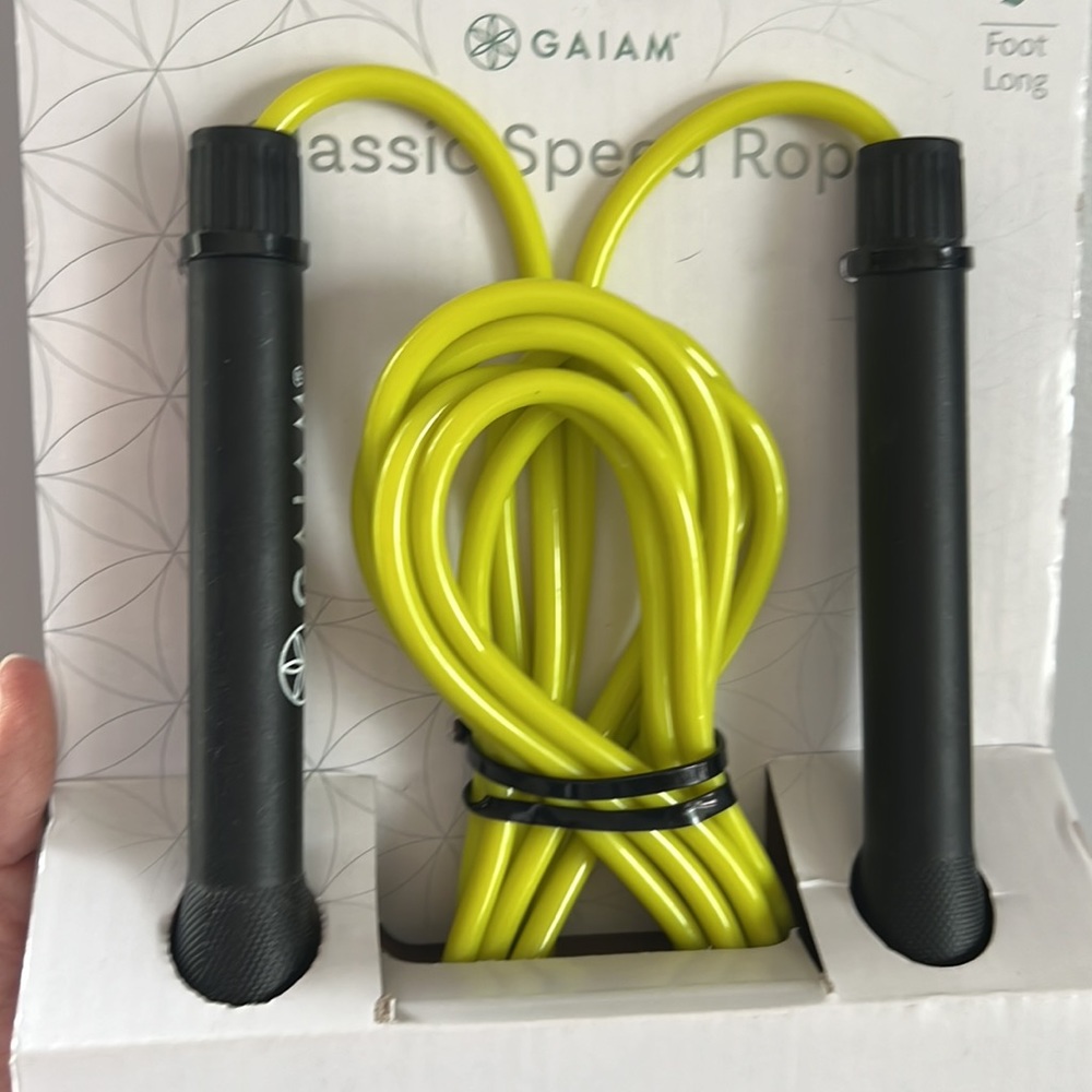NWT GAIAMClassic Speed Rope. 9’ long-bright yellow & black. In cardboard package - Picture 2 of 7